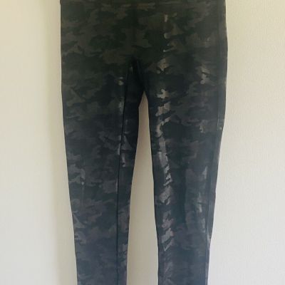 SPANX Black Camo Shiny Finish Leggings Size Large RN112121 Glam Rock